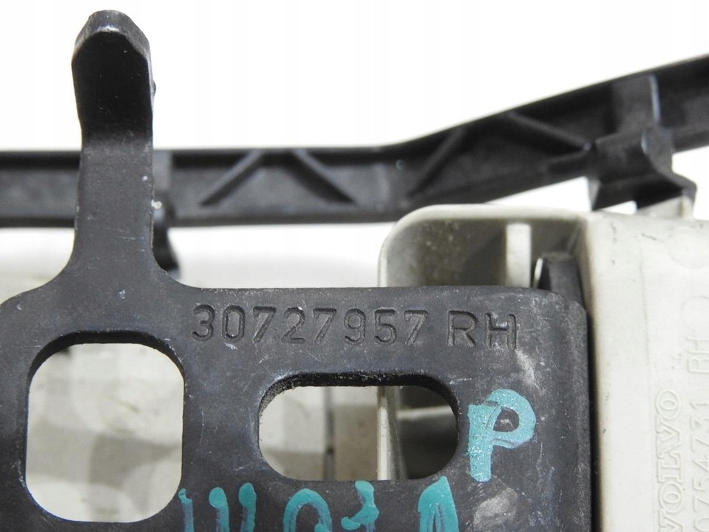 фото №9, Крепление сетка багажника правый volvo v70 iii