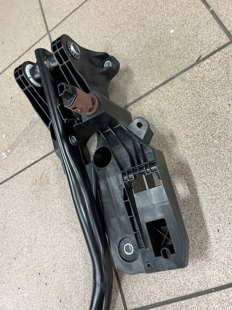 Tesla model y 20- педаль потенциометр газа тормоза европа Киев