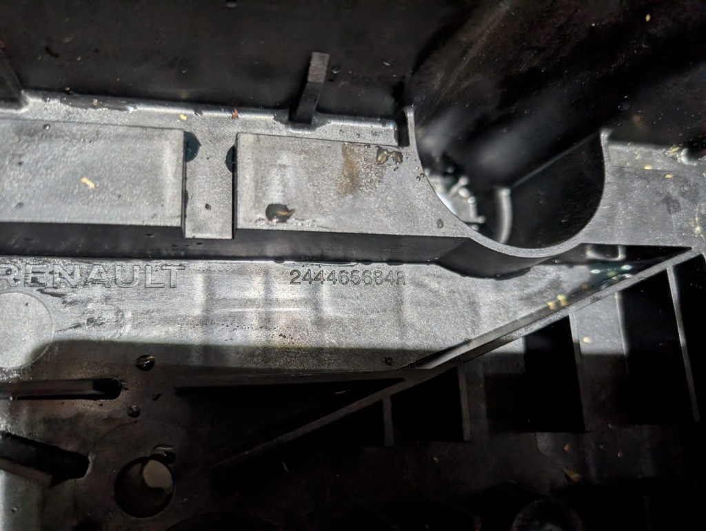 Trafic 3 iv рестайлінг  корпус акумулятор 244465684r 244971649r 237063444r Зі Шроту