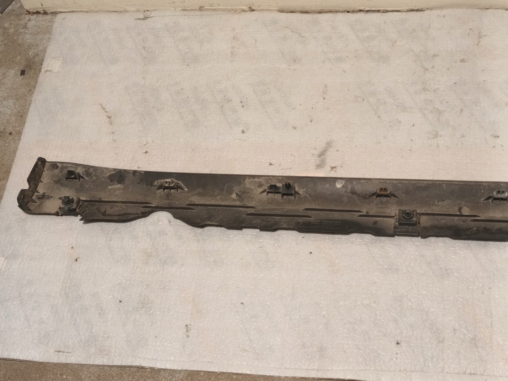 Молдинг поріг права tesla model 3 поріг правий Київ