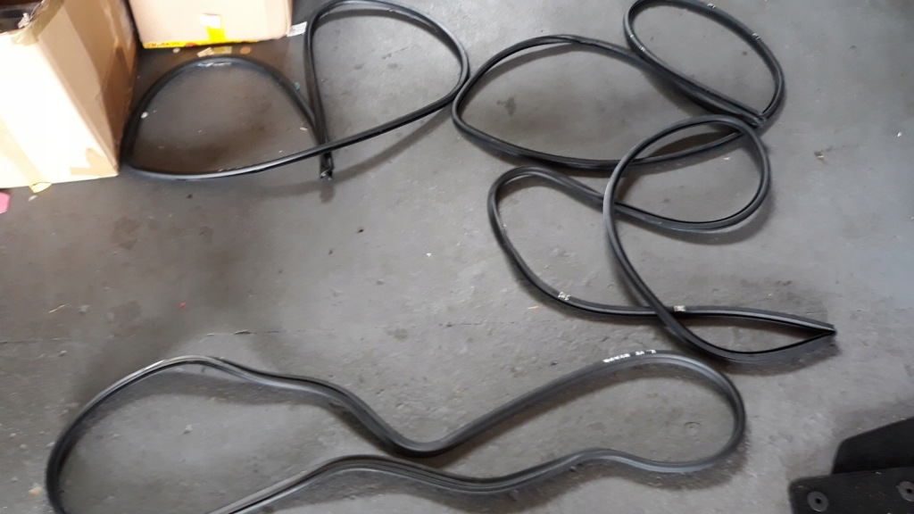 фото №1, Lexus is iii 300h 13- прокладка отвір двері кришки