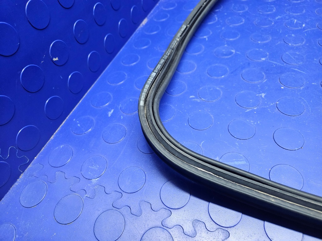 Audi a3 8y прокладка кришки багажника гумовий оригінал 8y5827705b в Україні