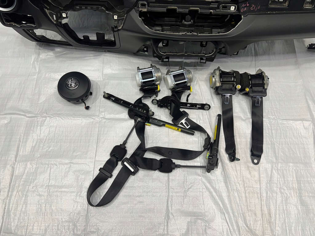 фото №4, Alfa romeo stelvio консоль приборная панель приборная