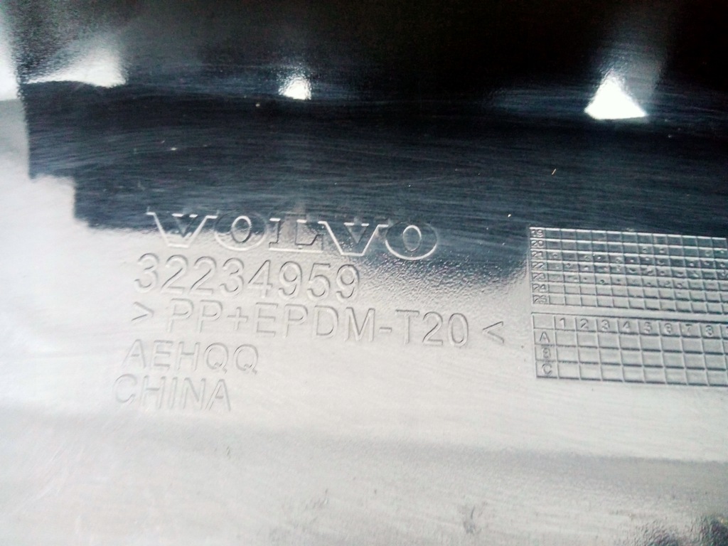 фото №7, Volvo xc60 ii lift r-design середня решітка бампера перед