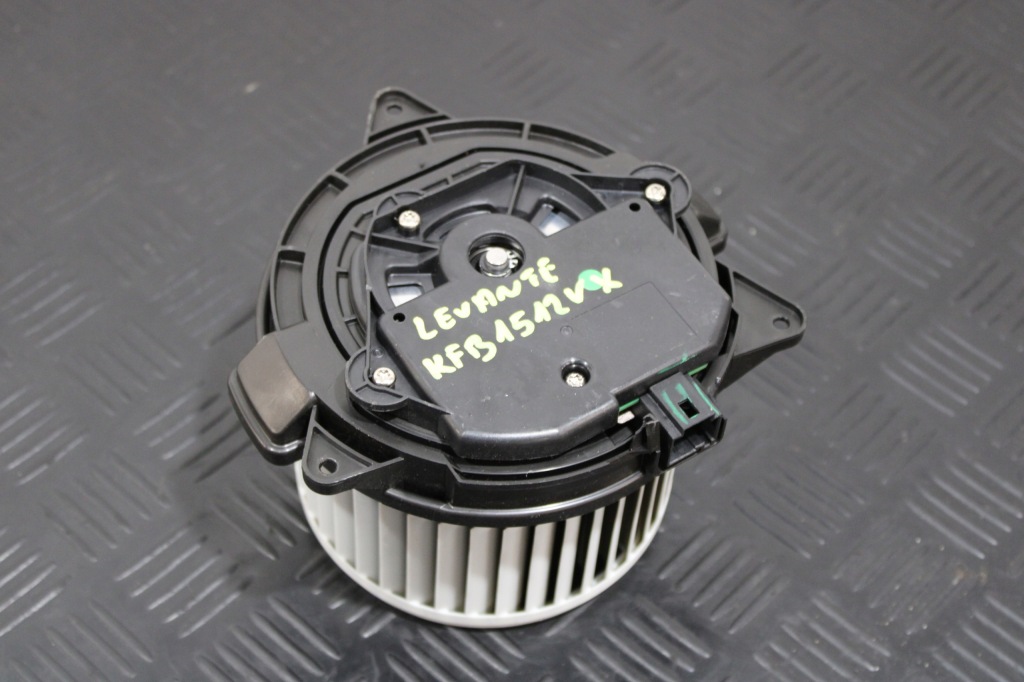 фото №1, Воздуходувка вентилятор отопителя maserati levante m161