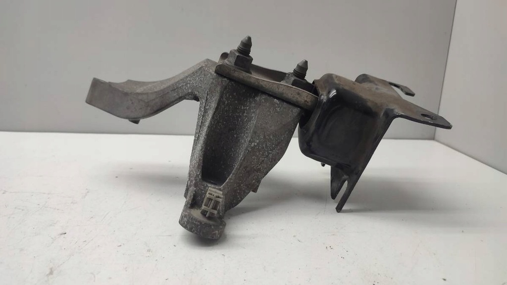 фото №1, Кронштейн подушка sandero ii 2012 0.9 tce 112106577r