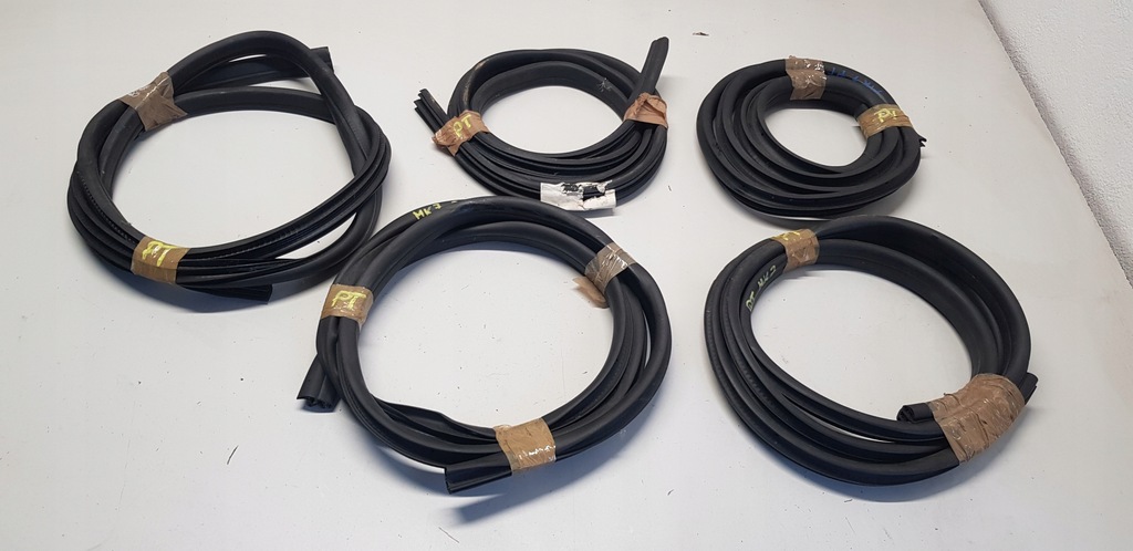 фото №1, Ford fiesta mk7 прокладка дверь правый задняя