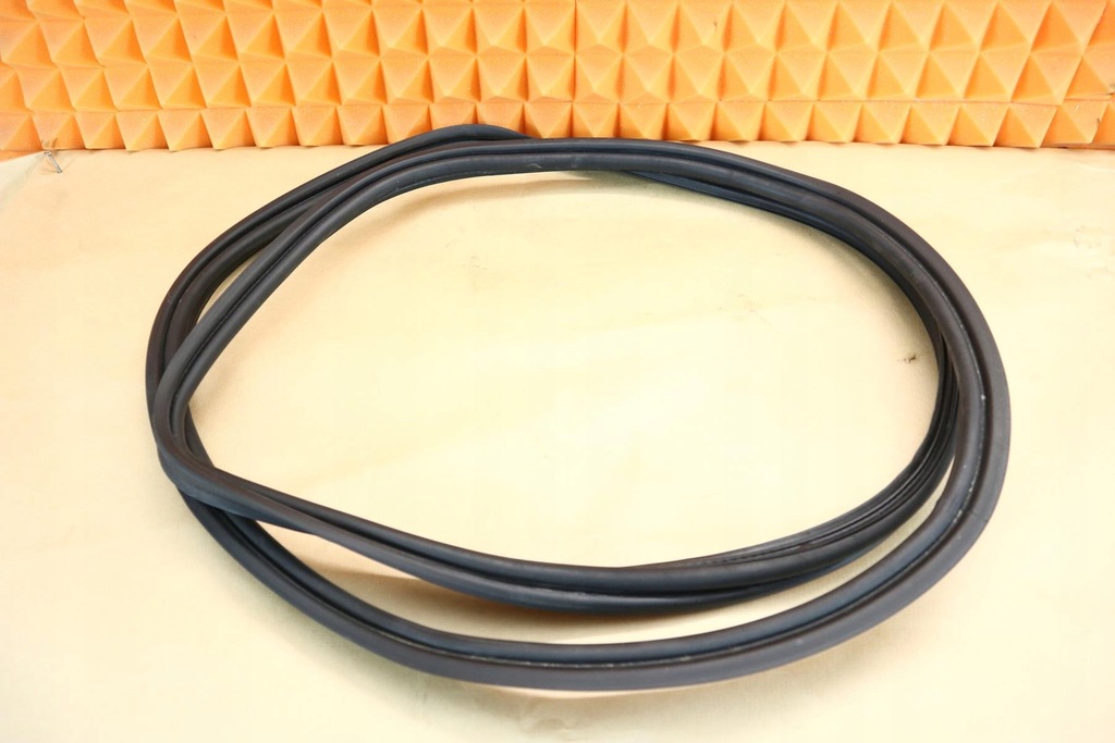 фото №1, Mercedes w204 прокладка кришки багажника