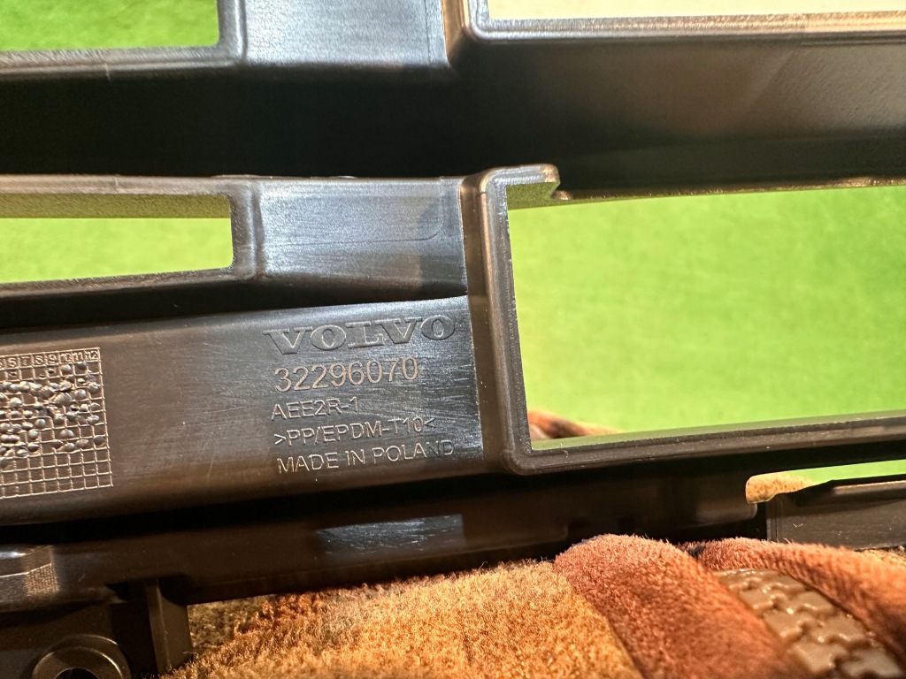 фото №9, Volvo xc60 ii решётка средняя бампера 32296070