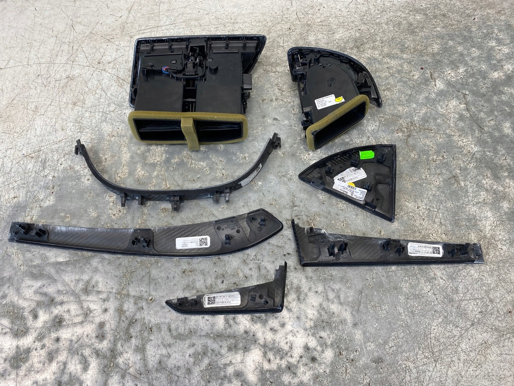 фото №11, Audi r8 plus 4s решётка обдув правая средняя защита молдинг спидометра карбон