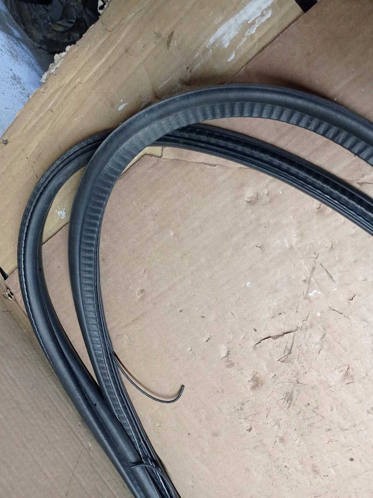 фото №5, Резиновый элемент прокладка багажника land rover discovery l462