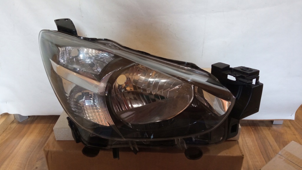 фото №1, Mazda оригинальный номер db5j-51030 лампа фара