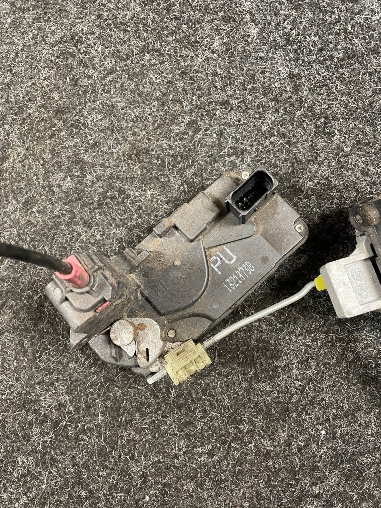 Opel astra h iii замок дверь левый задний  задний ручка комплект 13210738 pu в Украине