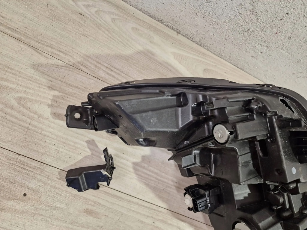 фото №10, Toyota corolla cross фара правый 81110-16840przednie