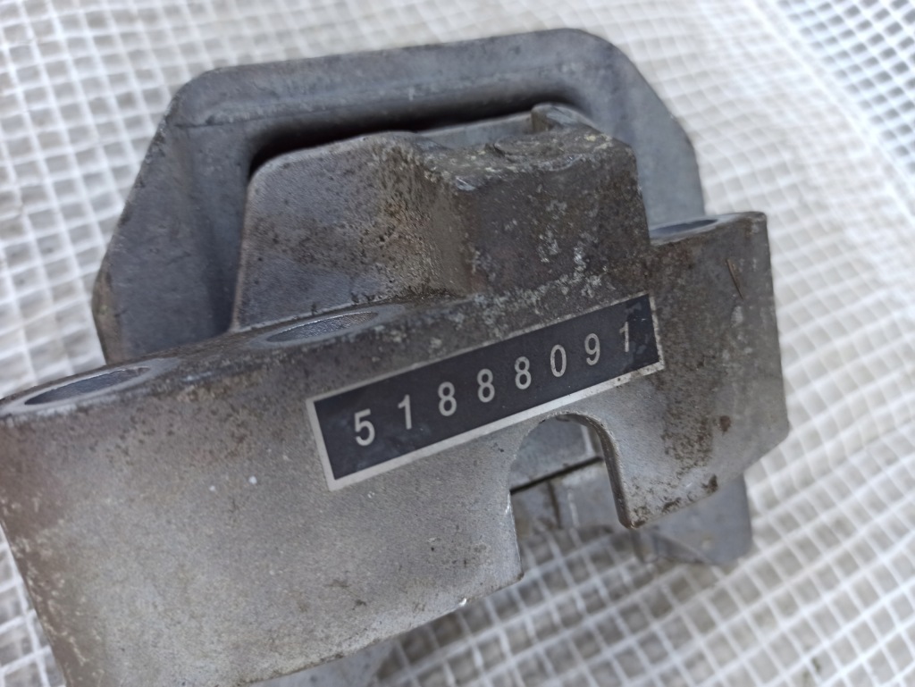 фото №9, Giulietta 2.0 jtdm кронштейн подушка двигателя 51888091