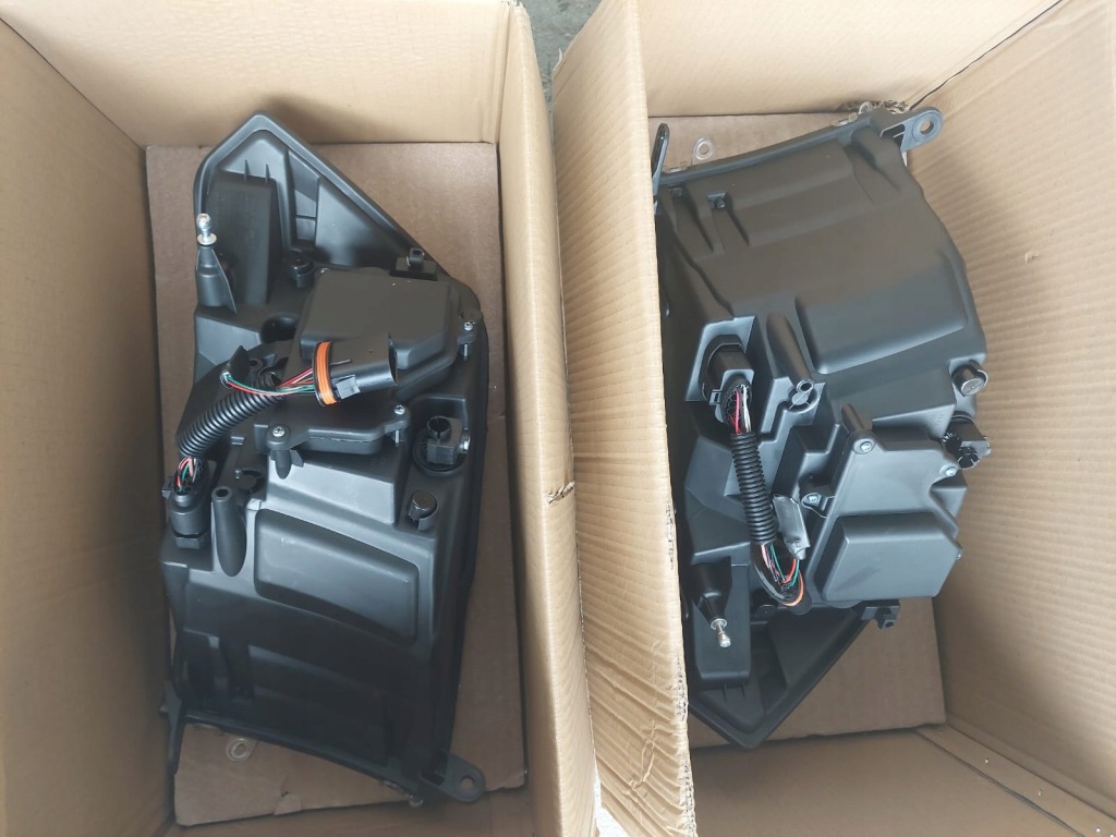 Dodge ram 2016- фара правый  + левая светлая led линза комплект с adapterami с Разборки