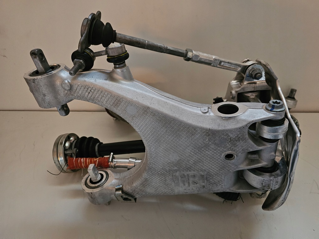 фото №12, Ferrari sf90 stradale f173 поворотний кулак правий задня 870132 multimatic dssv