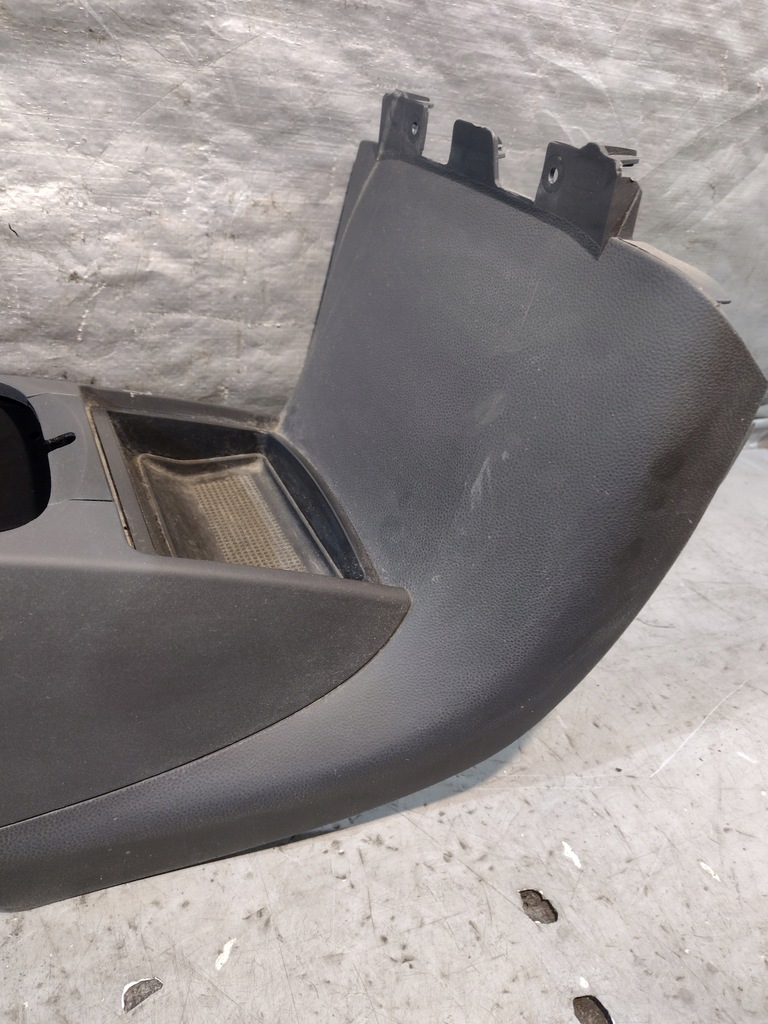 фото №14, Туннель средний подлокотник оригинальный номер 8687408 volvo v50 05r.