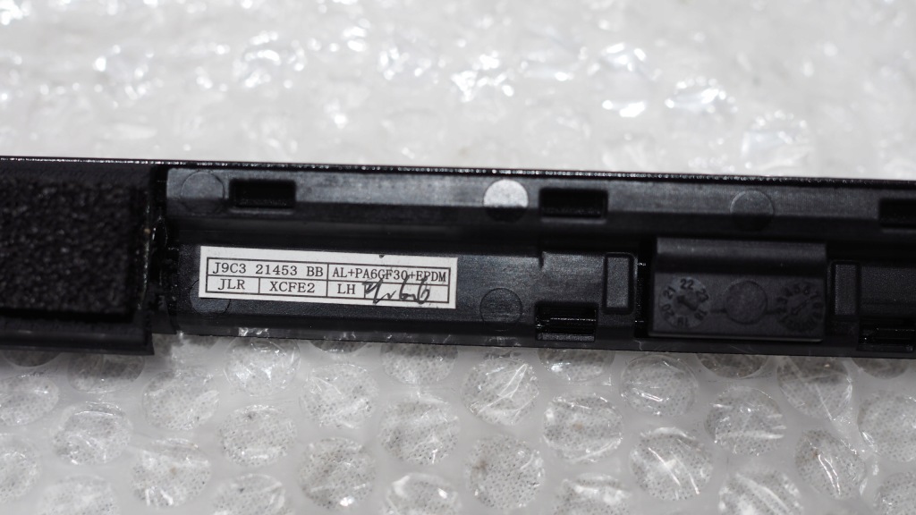 Молдинг уплотнитель левая перед jaguar ę-pace x540 Киев