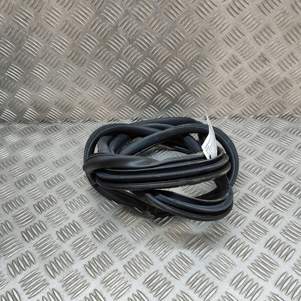 фото №6, Toyota yaris cross 2022 левая сторона резиновый прокладка дверь задних