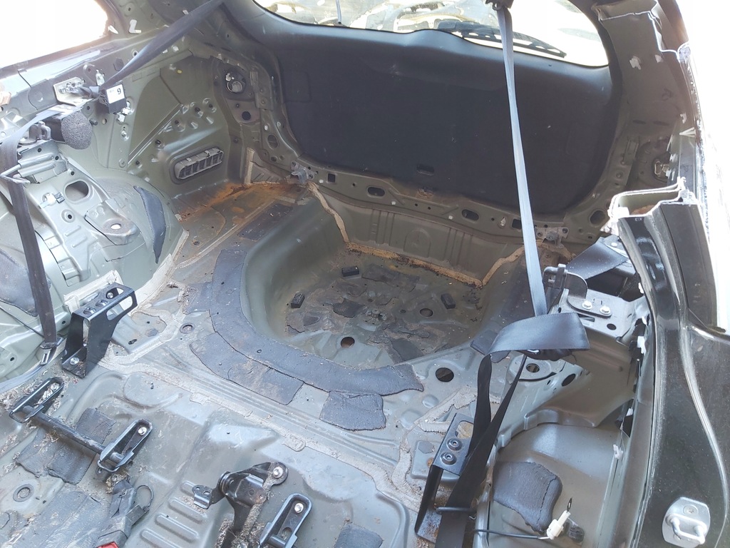 фото №8, Toyota avensis t27 kombi kompletny задняя бампер крышка багажника лампа четверть pas