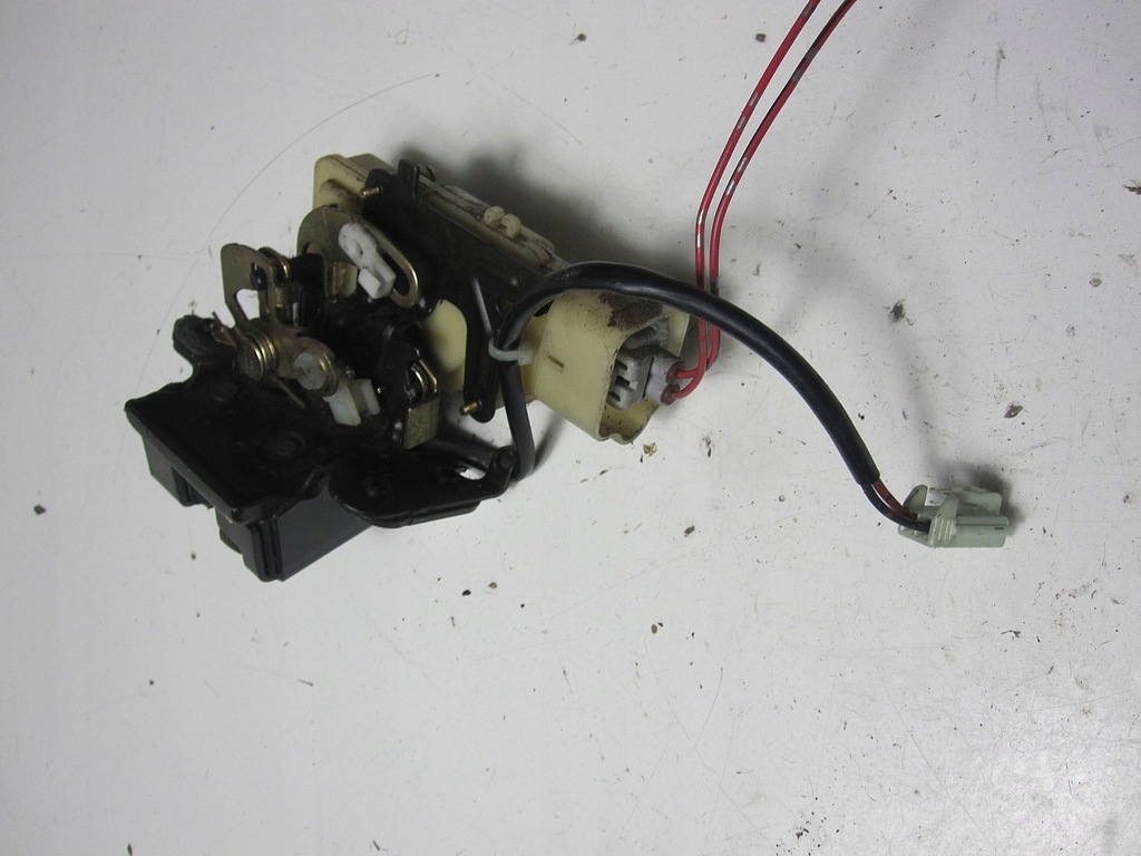 фото №8, Замок крышки задняя задний mazda mpv 02r