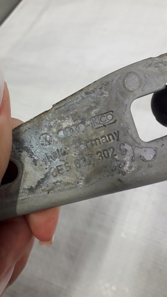 фото №9, Audi a4 b7 петли крышки задняя 8e5827301c