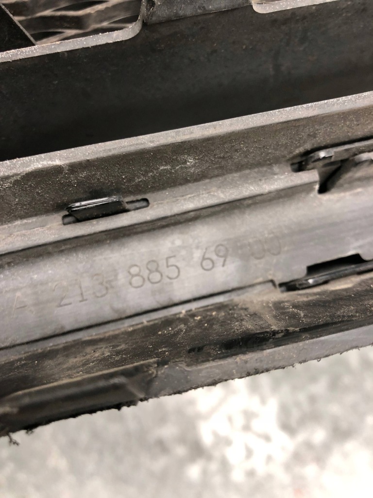 Решётка средняя бампера перед mercedes w213 amg a2138856900 Доставка