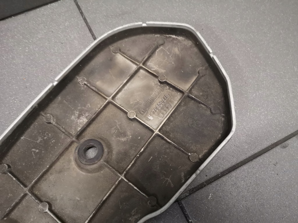 фото №5, Корпус распределительного вала audi a8 d2 4.2 3.7 077109123b