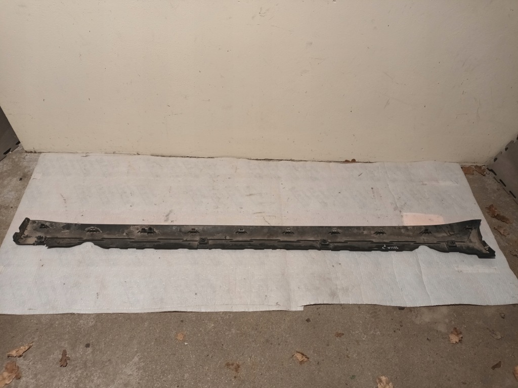 Молдинг поріг права tesla model 3 поріг правий Зі Шроту