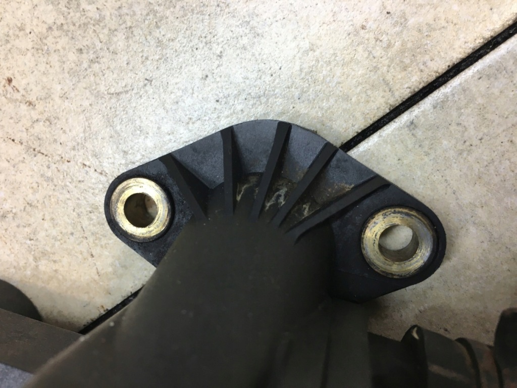 фото №8, Корпус термостата discovery iii 2.7 td 4h2q8592bf