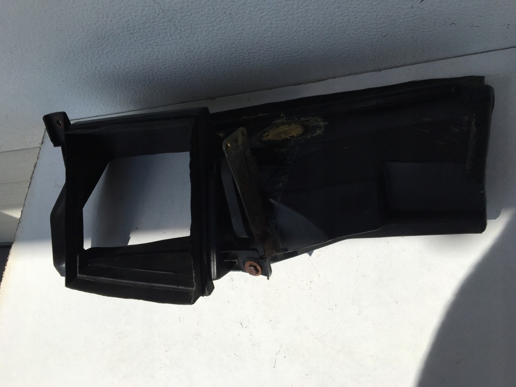 Впуск повітря захист корпус радіатора оливи pod бампером mercedes w124 Доставка