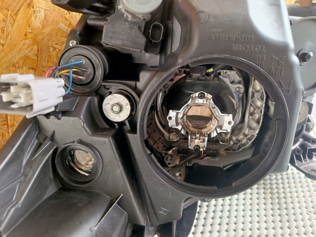 Фара перед правий toyota avensis t27 рестайлінг  bi-xenon 1000017687 Ціна