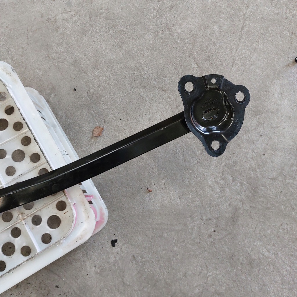 фото №14, Volvo v40 ii 2,0d балка усилитель распорка чашка 31349965