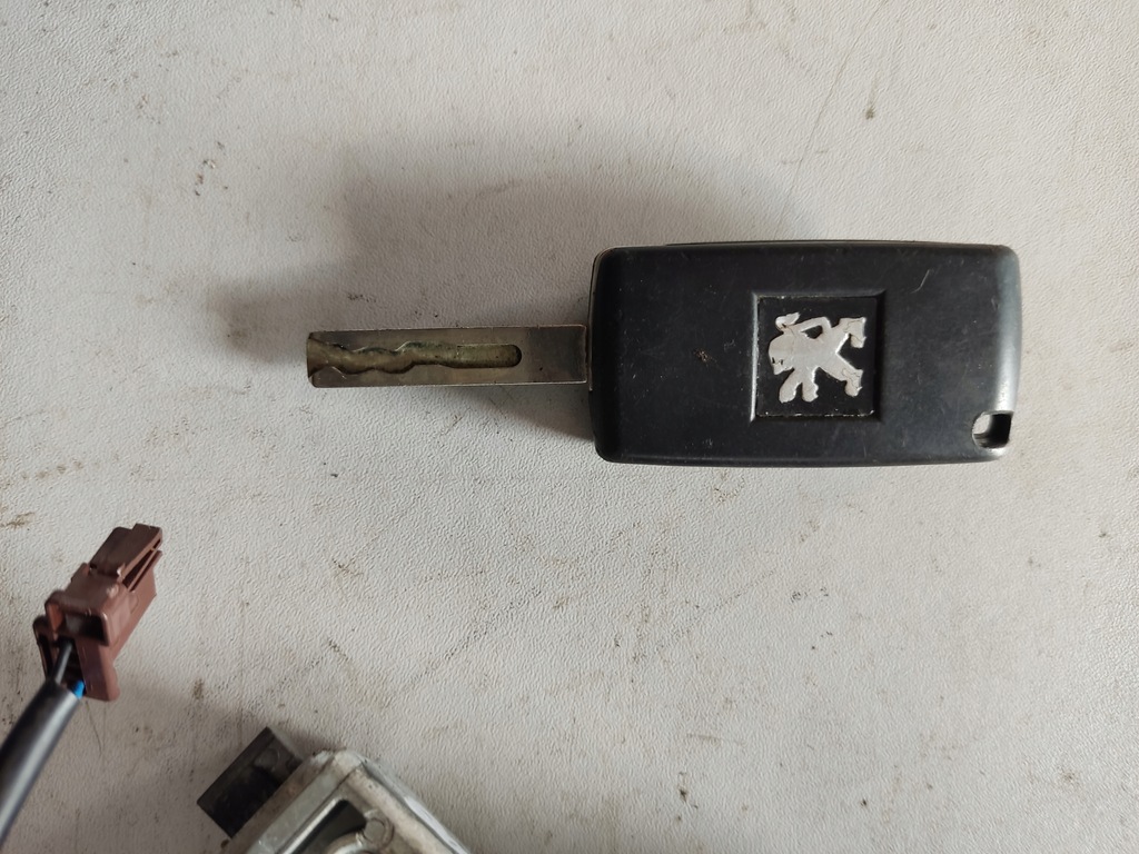 фото №5, Замок зажигания с ключ peugeot 5008 3008 4162xt