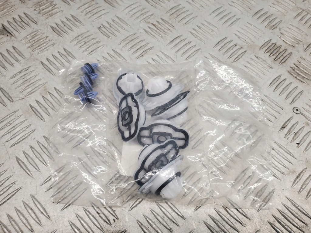 фото №4, Audi a5 8w6898909 элементы крепёжные