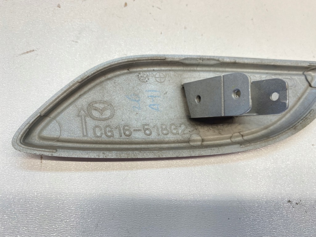 Кришка заглушка розпилювача правий mazda 5 v 05-07 Оригінал