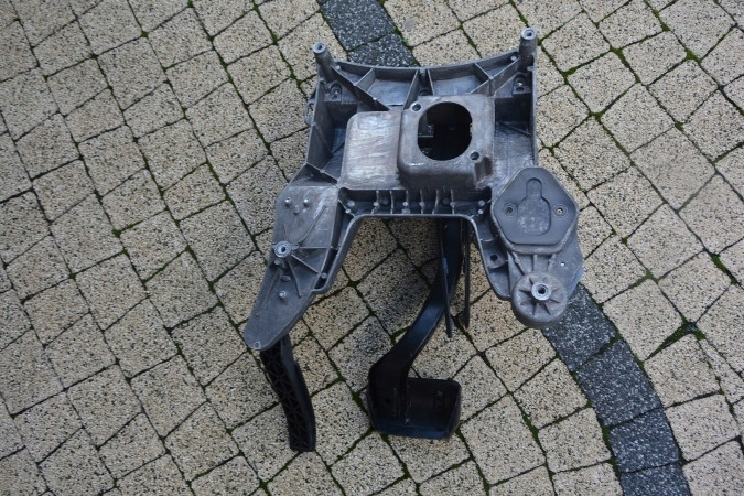 Кронштейн педалей audi q7 3,0tdi 09r 7l8723117 Доставка