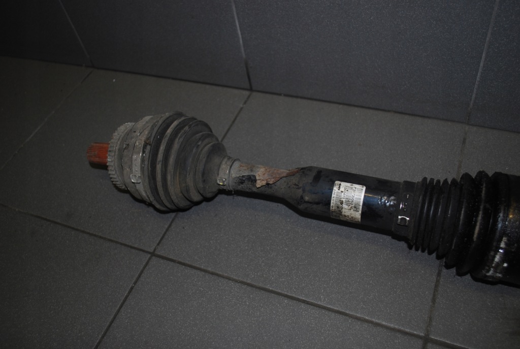 Приводной вал правая  перед volvo xc90 2.4d 185km 30735563 в Украине