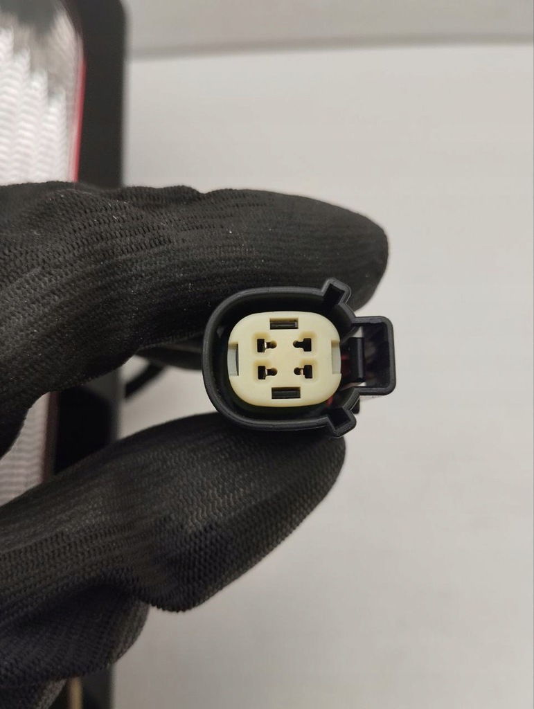 фото №6, Chrysler pacifica 2018 лампы задний крышки багажника 68228941ae