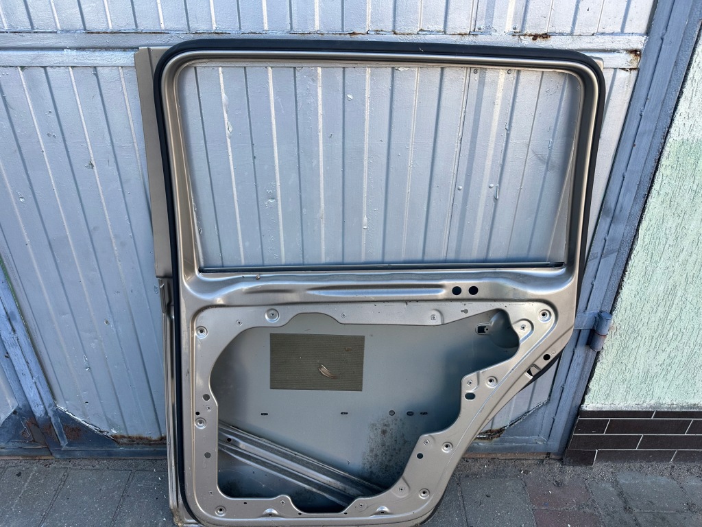 фото №8, Дверь правый задняя правое задние vw touran bez ржавчина