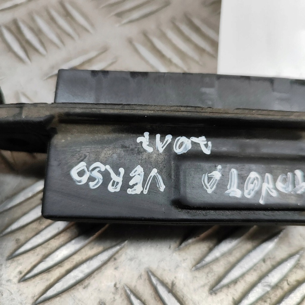 фото №7, Toyota auris e180 2012 кнопка відкривання кришки багажника