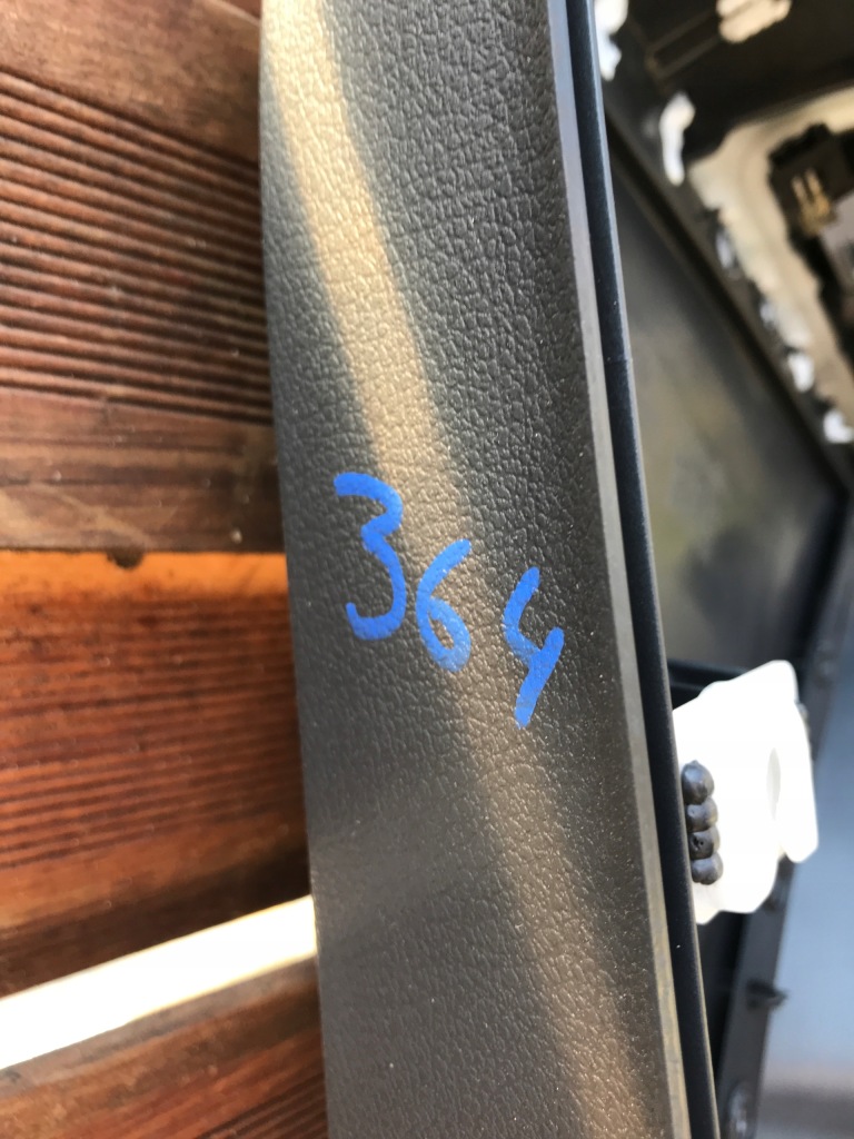 Обшивка дверь левый перед vw tiguan 5n0867011 Недорого