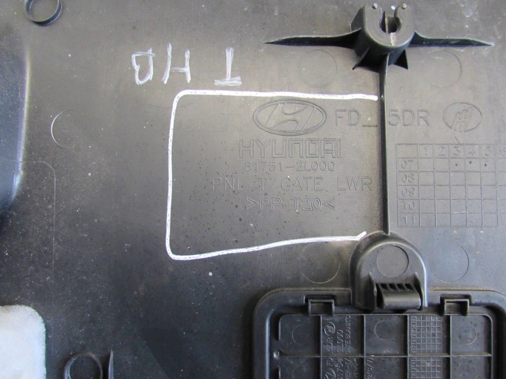 Купити Накладка кришки задні 81751-2l000 hyundai i30 07-10r