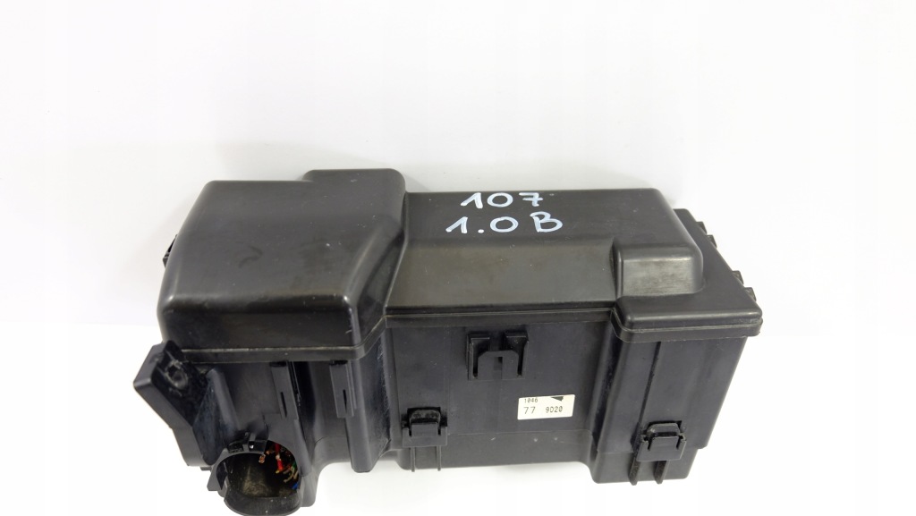 Peugeot 107 1.0 коробка запобіжників Недорого