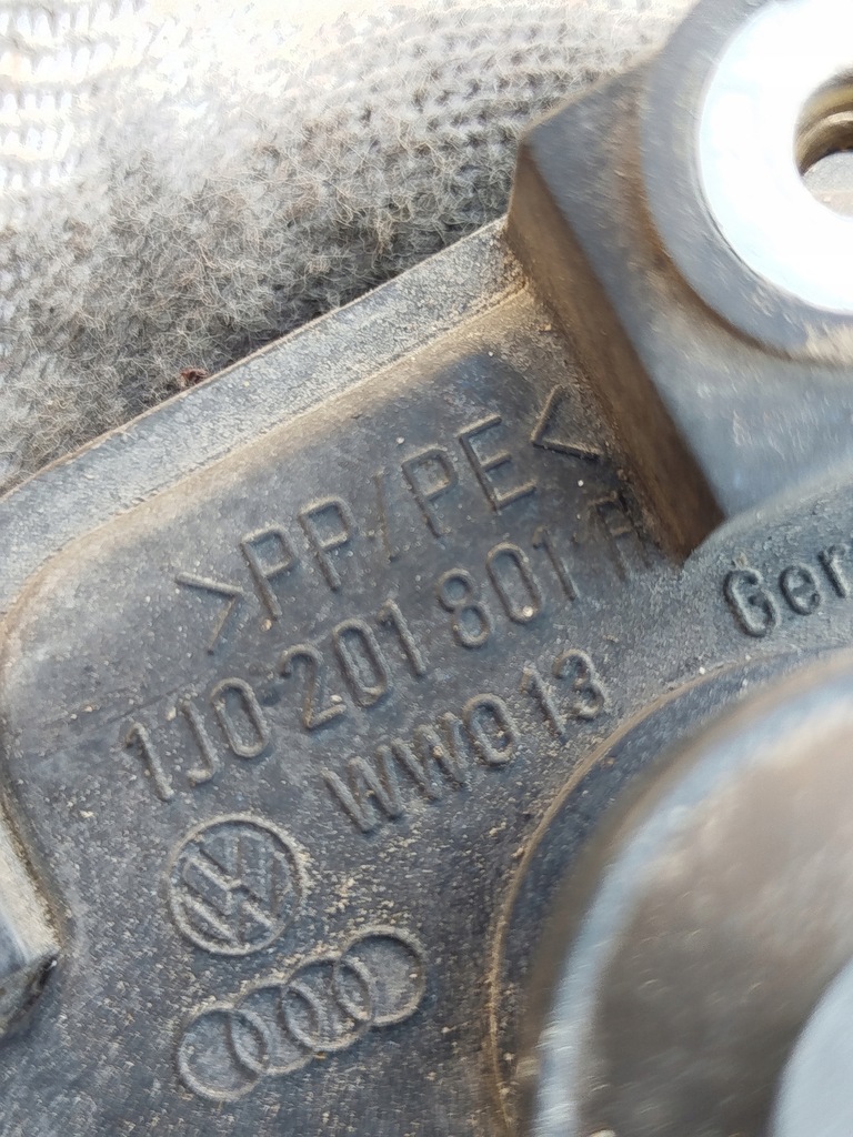 фото №9, Корпус фильтра угольный vw golf 4 iv bora audi a3 8l octavia 1 1j0201801a