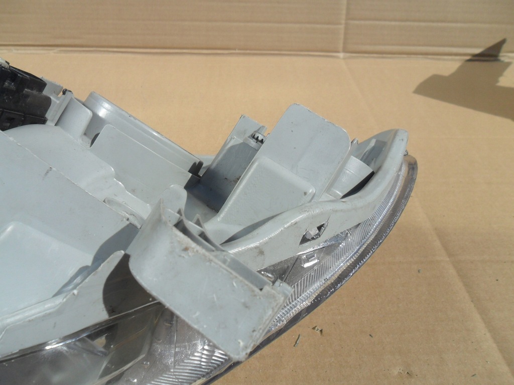 фото №12, Toyota corolla sedan 2002- лампа права передня