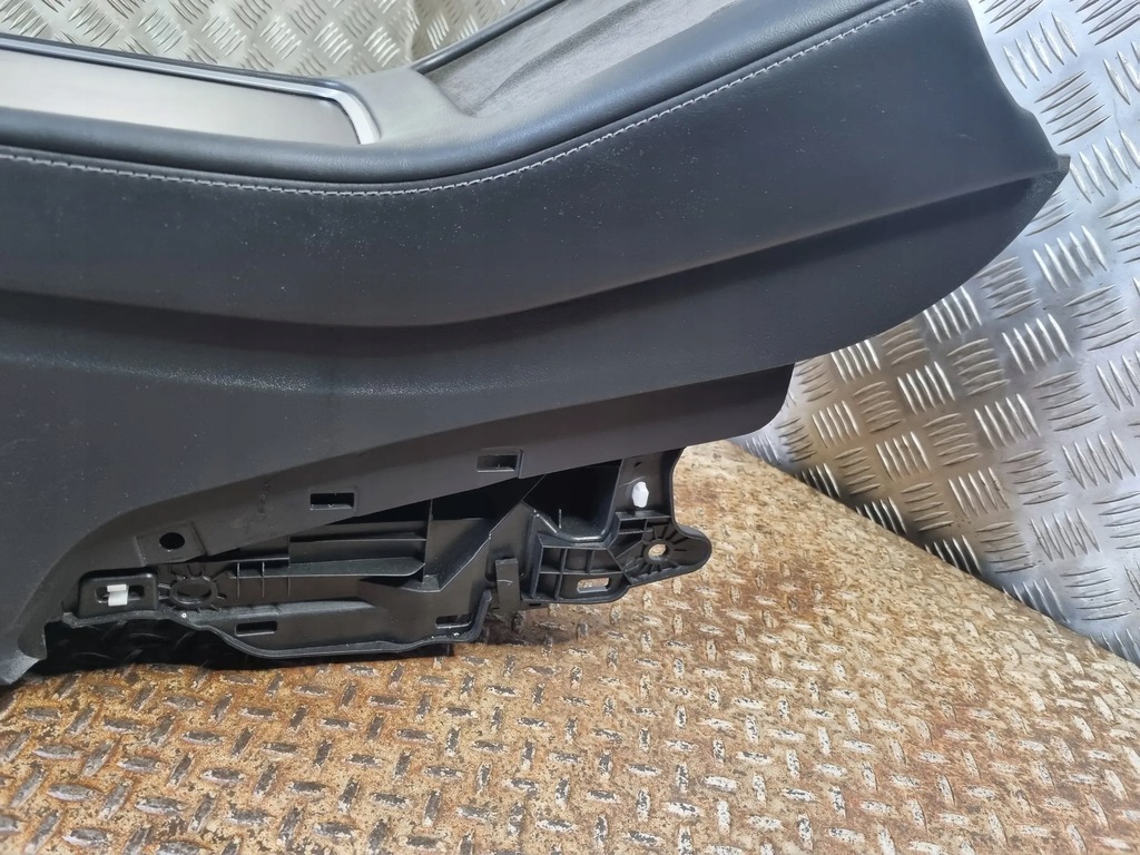 фото №13, Tesla model y 2023 панелі керування, перемикачі