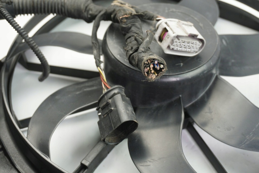 Вентилятор радіатора vw skoda audi 1k0121207bb Зі Шроту