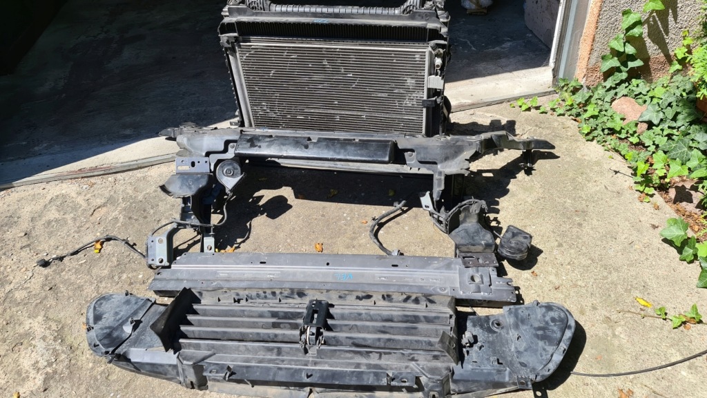 Купити Range rover velar радіатор ремінь передній балка